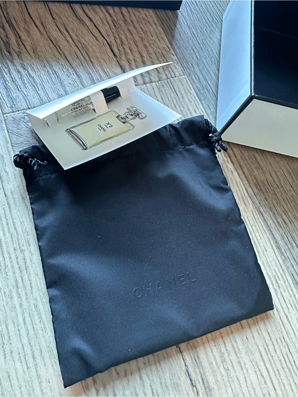 Chanel Box Display Decoration Staging Logo Tissue and Makeup Pouch with Sample - Picture 6 of 9